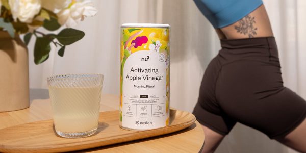 Dose nu3 Activating1 Apple Vinegar & Frau im Hintergrund