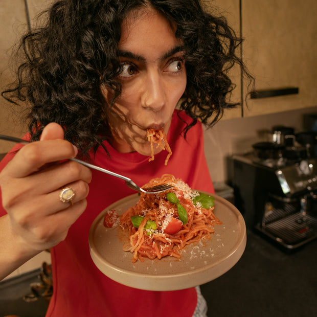 Frau isst Konjac Pasta