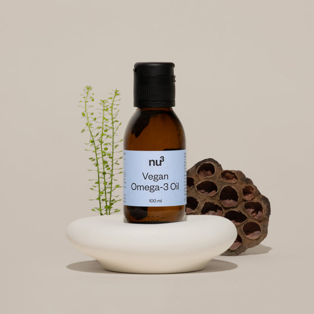 nu3 Omega-3 Öl vegan stehend auf Stein
