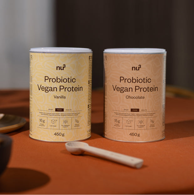 Veganes probiotic Protein Schoko  und Vanille mit Messlöffel