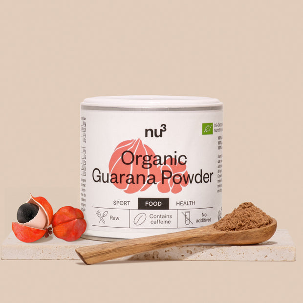Guarana Pulver neben Pflanze und Pulver auf Scoop