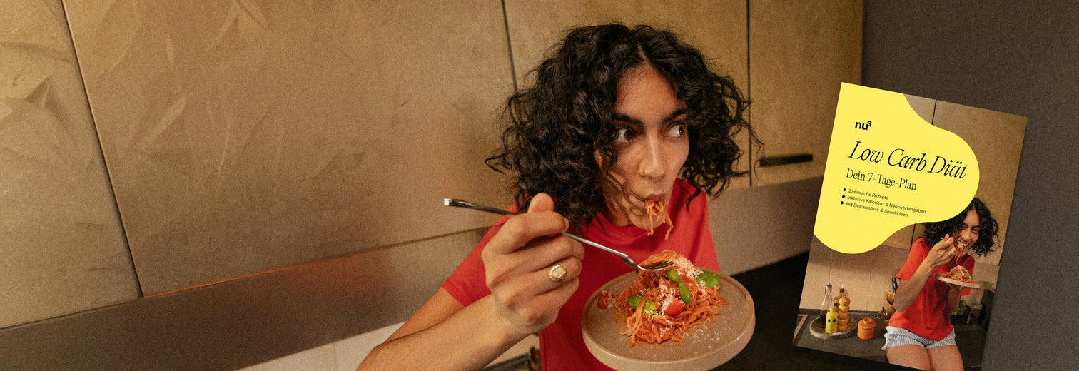 Frau, die Pasta isst