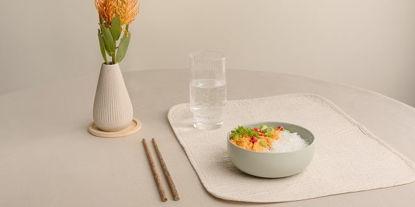 nu3 Konjak Reis mit Gemüsesauce in einer Schüssel auf dem Tisch
