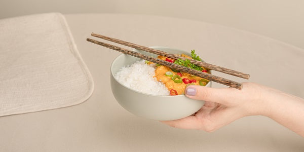 nu3 Konjak Reis mit Gemüsesauce in einer Schüssel