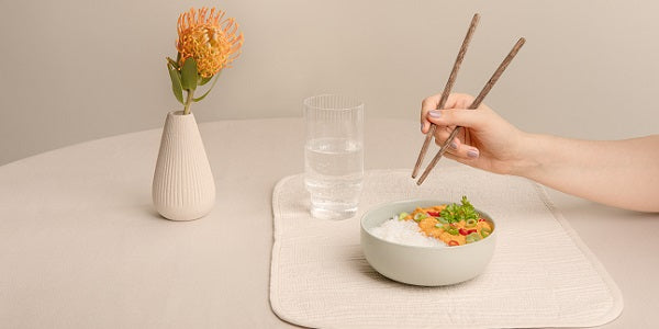 nu3 Konjak Reis mit Gemüsesauce in einer Schüssel auf dem Tisch mit Stäbchen