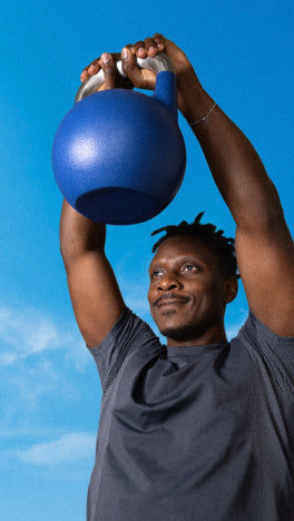 Mann hält Kettlebell hoch