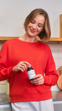 Frau nimmt Supplement