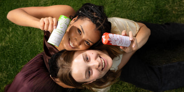 Zwei Frauen auf Wiese mit nu3 Hydro Glow Collagen in der Hand