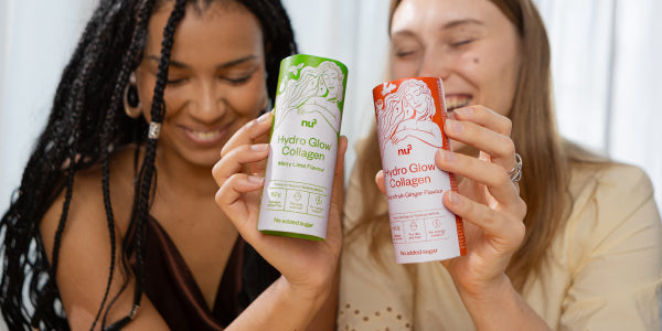 zwei Frauen im Hintergrund halten nu3 Hydro Glow Collagen Drink in der Hand