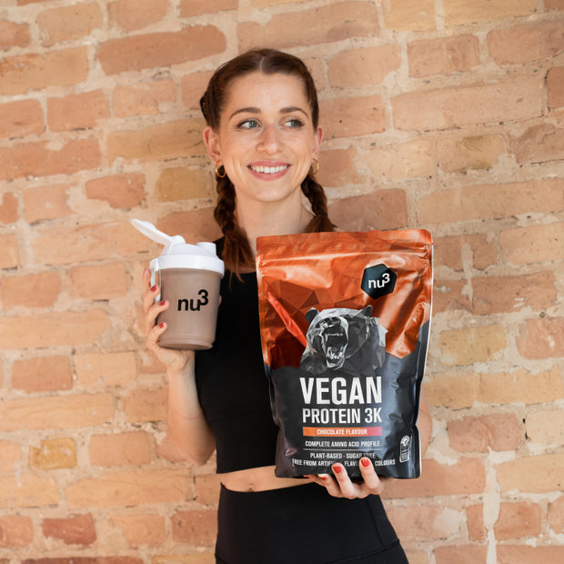 Sportlerin mit Vegan Protein 3K Shake